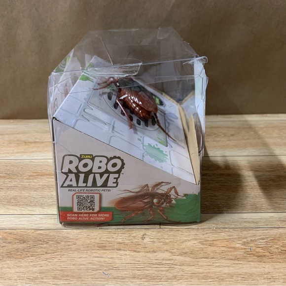 New! Zuru Robo Alive Crawling Cockroach Robotic Glows - Picture 3 of 6